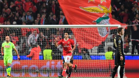 El mexicano Raúl Jiménez en el festejo de su gol contra el Napoli en Champions.