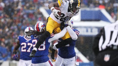 Le'Veon Bell, corredor de los Steelers, se eleva sobre dos defensores de los Bills de Buffalo en su memorable actuación de 236 yardas por carrera.