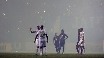 El juego de ida entre Motagua y Platense fue interrumpido por humo de pólvora.