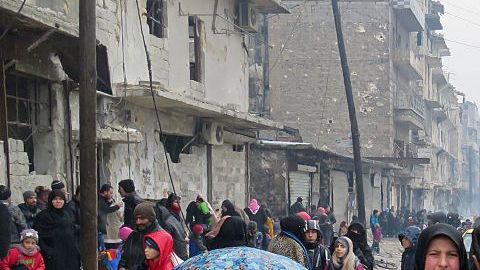 Familias huyen de los bombardeos en Alepo, Siria.