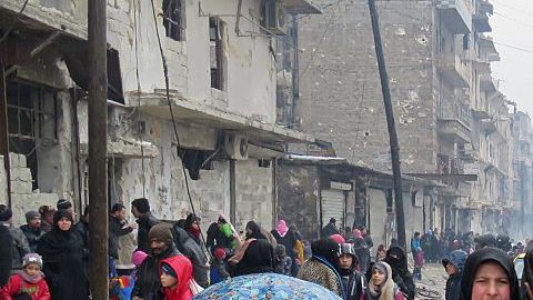 Familias huyen de los bombardeos en Alepo, Siria.