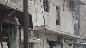 Familias huyen de los bombardeos en Alepo, Siria.