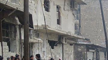 Familias huyen de los bombardeos en Alepo, Siria.