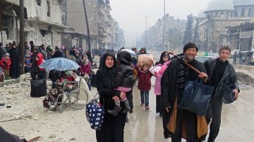 Familias huyen de los bombardeos en Alepo, Siria.