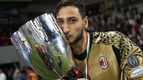 Gianluigi Donnarumma con el trofeo luego de ser el héroe en lo penaltis.