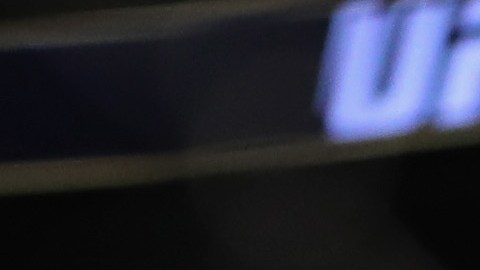 Garbrandt festeja tras conocer la decisión de los jueces.