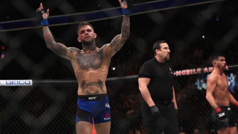 Garbrandt festeja tras conocer la decisión de los jueces.