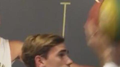 Antoine Griezmann visitó la tienda NBA en Manhattan.