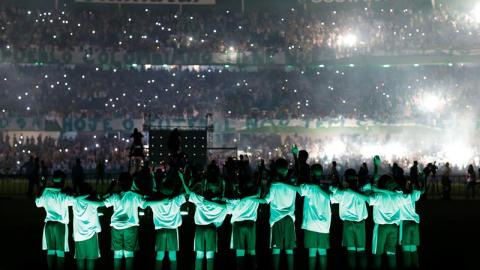 Homenaje a Chapecoense en el Couto Pereira