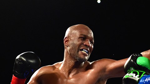 Bernard Hopkins perdió por nocaut técnico frente a  Joe Smith.