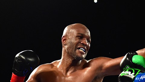 Bernard Hopkins perdió por nocaut técnico frente a  Joe Smith.