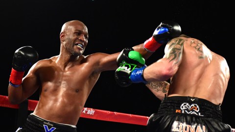 Bernard Hopkins perdió por nocaut técnico frente a Joe Smith.