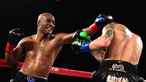 Bernard Hopkins perdió por nocaut técnico frente a  Joe Smith.