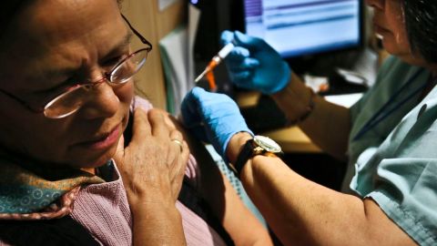 Activistas comunitarios temen que el enfoque de la administración Trump —dejar que el Obamacare se vaya muriendo, quitar fondos y reducir el tiempo del período abierto de inscripción— pueda revertir el número de latinos con cobertura de salud.
