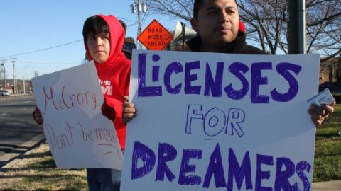 Trump anuló el programa de Acción Diferida que protegía de la deportación a unos 690.000 jóvenes que llegaron al país de niños, los "soñadores".