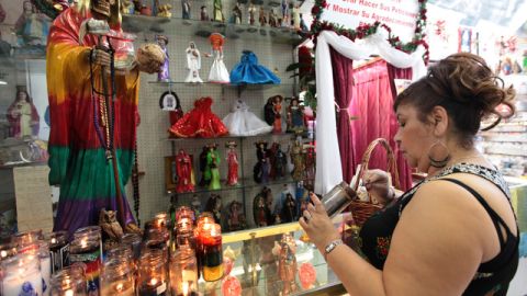 Practicantes de santería siguen los consejos y augurios de la Letra del Año.