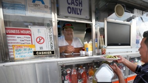 Muchos latinos emprenden su negocio desde una "lonchera".