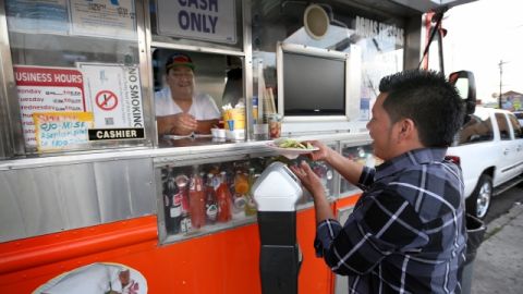 Muchos latinos emprenden su negocio desde una "lonchera".