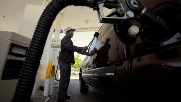 Se espera un incremento de 5.6 centavos en cada galón de gasolina desde hoy 1ro de julio en California. (AP Photo/Marcio Jose Sanchez, File)