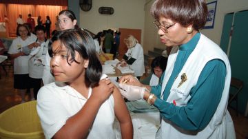 Una joven es vacunada contra la hepatitis.