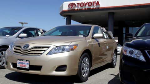 Antes de comprar un auto, investiga bien. (AP Photo)