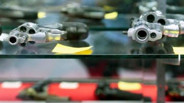 Armas a la venta en una tienda en la ciudad de Bell.