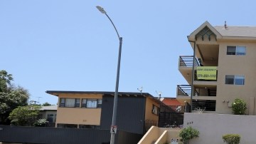 La propuesta sugiere contratar a más civiles para labores de oficina y así destinar más agentes a las calles, entre otras cosas.