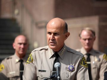El Sheriff se enfrenta a tres cargos por obstruir la justicia, ignorar malos tratos en las cárceles del condado y hacer declaraciones falsas a investigadores.