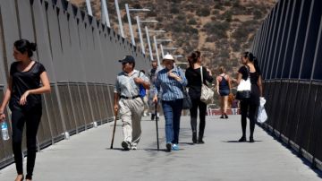 Personas cruzan la garita de San Ysidro, el cruce fronterizo más transitado del mundo. Aurelia Ventura/La Opinion