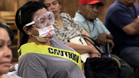 Residentes de la zona cerca de la antigua planta de Exide participan en reunión comunitaria.