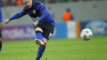 Wayne Rooney ejecutó de tiro libre su gol 250 con Manchester United.