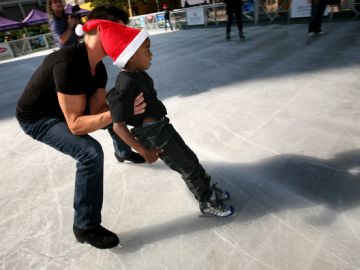 Nuevamente Pershing Square abre sus puertas para todos los aficionados de patinaje sobre hielo.