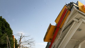 Los fuertes vientos que se dan en el sur de California ocasionaron estos daños en una gasolinera.
