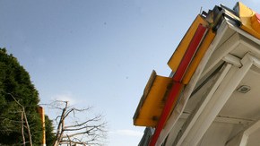 Los fuertes vientos que se dan en el sur de California ocasionaron estos daños en una gasolinera.