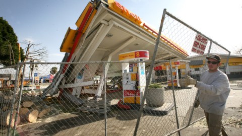 Los fuertes vientos que se dan en el sur de California ocasionaron estos daños en una gasolinera.
