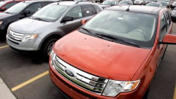 Muchos latinos y afroamericanos son estafados a la hora de comprar un carro. (AP)