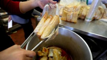 Trabajadores preparan tamales en Liliana's, restaurante ubicado en el Este de Los Ángeles.