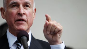 El Gobernador de California urge a la administración actual a tomar medidas antes de que Trump, que ha nombrado a un escéptico del cambio climático como presidente de EPA, llegue al poder.