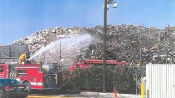 Imagen muestra el incendio ocurrido en la empresa Clean Up America. /Cortesía de la Procuraduría de Los Ángeles