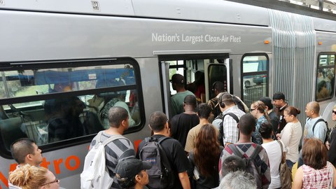 Pasajeros en North Hollywood se preparan para abordar el tren.