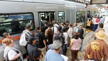 La querella acusa a Metro y el LASD de implementar tácticas conocidas como de "stop and frisk" que penalizan desproporcionadamente a minorías.