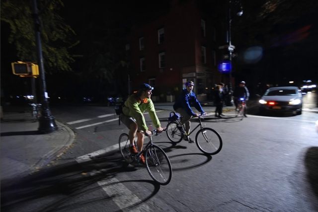Ciclistas de noche. 