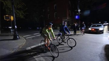 Ciclistas de noche.