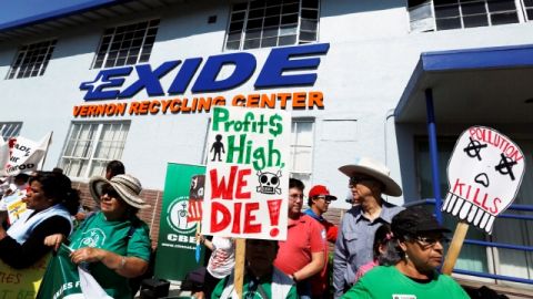 Personas durante una protesta frtea la extinta empresa Exide en Vernon. (Archivo)