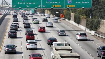 Estudios realizados por la Universidad de California señalan que las personas que viven cerca de las autopistas padecen de mayores tasas de asma y otras enfermedades