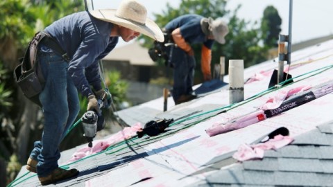 Tampoco debes fiarte de quienes te hacen ofertas no solicitadas o te exigen el pago en efectivo y por adelantado.