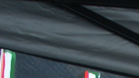 Margarita Bautista y Manuel Escobedo organizan en San Francisco donaciones recibidas para apoyar a los nativoamericanos que luchan contra un oleoducto en Dakota del Norte.