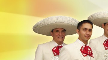 José Hernandez (centro) y el Mariachi Sol de México.