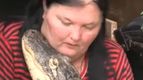 Mary Thorn con su cocodrilo Rambo.