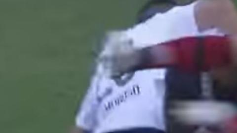 Parece rugby, pero es el festejo de un gol de Newells en el fútbol argentino.